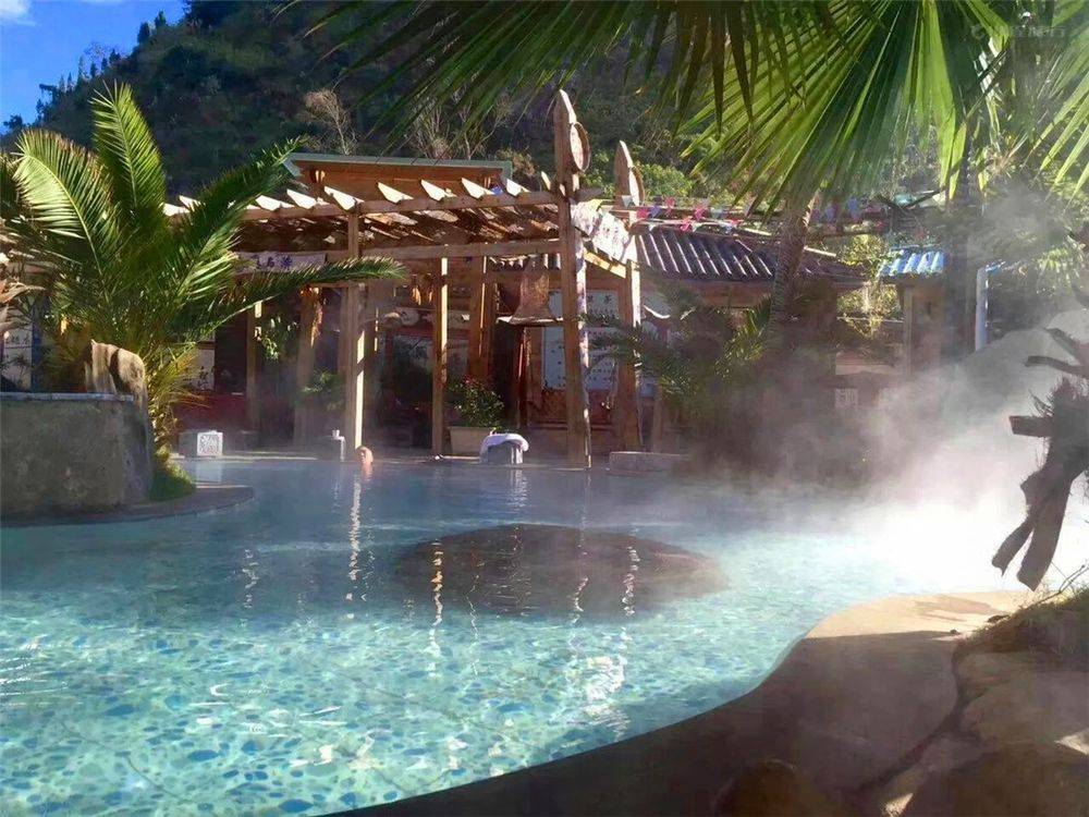 一年四季,火焰山温泉温水长流,清亮见底,泉水富含钾,硫,镁,铁等多种对
