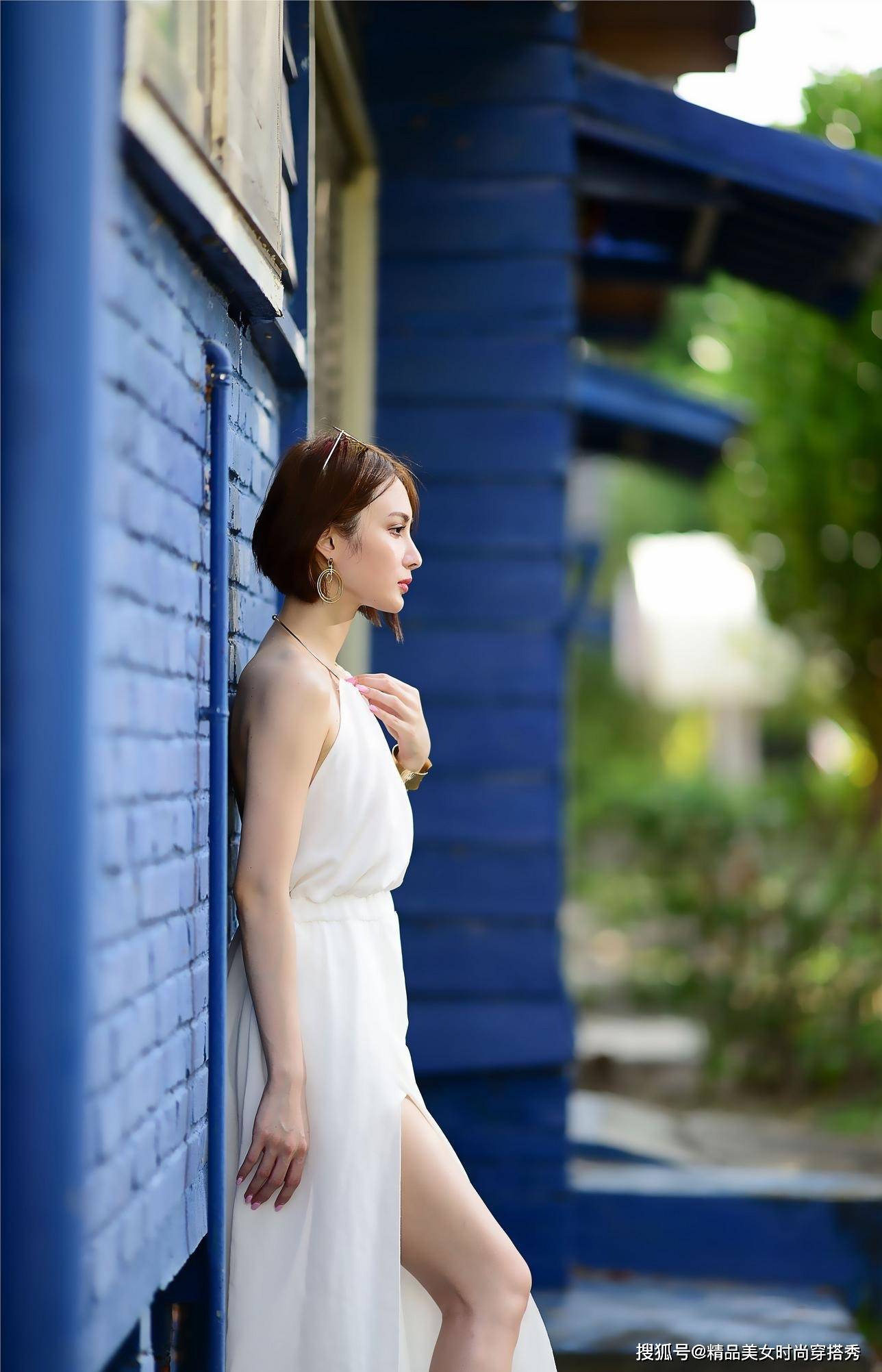 设计|时尚又好搭的白色连衣裙——挂脖设计时尚感超强