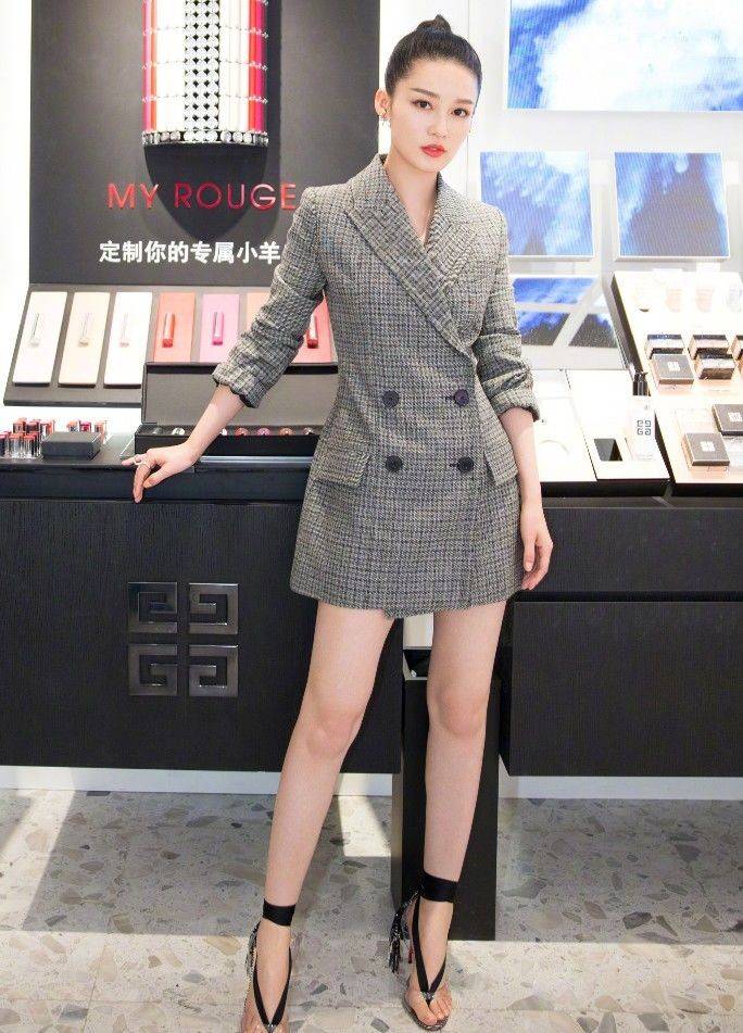 好身材|最好能选择黑色的短靴，修饰作用会更好。