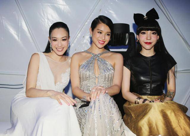 女神|钟丽缇人美又敢穿,一袭白色连衣裙高级精致,时髦利落太有范儿