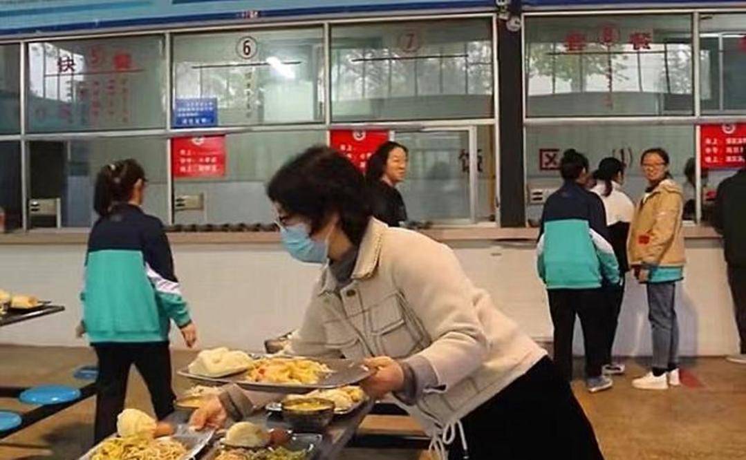 时间|河南：高三学生早餐仅10分钟，为了节约时间，班主任提前摆好早饭
