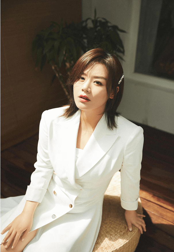 设计|马思纯穿黑白色真有“氛围感”，风衣西装都有味道，成熟美真高级