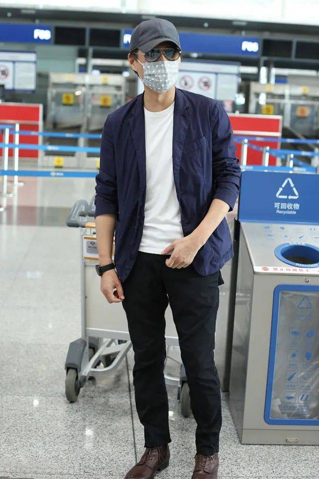 魅力|靳东打造经典造型，西装+白T一样很时髦，这样穿尽显型男气质