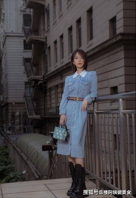 个性|29岁杨紫和32岁杨颖同穿牛仔长裙，年龄不重要气质是关键