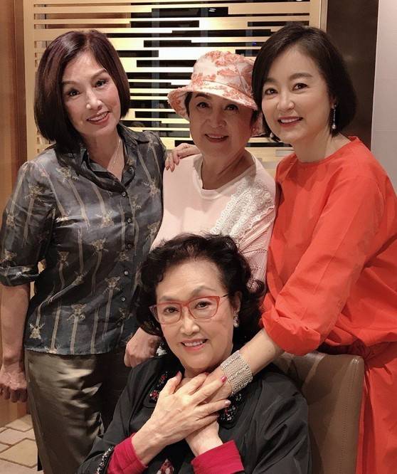 谢贤|林青霞罕见现身圈内聚会，瘦22斤容光焕发，谢贤73岁原配美貌抢镜？