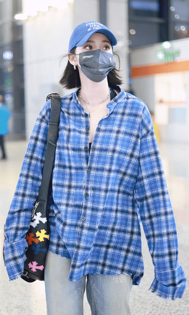 设计|欧阳娜娜换风格，穿男友衬衫走机场，宽大设计也藏不住她苗条曲线