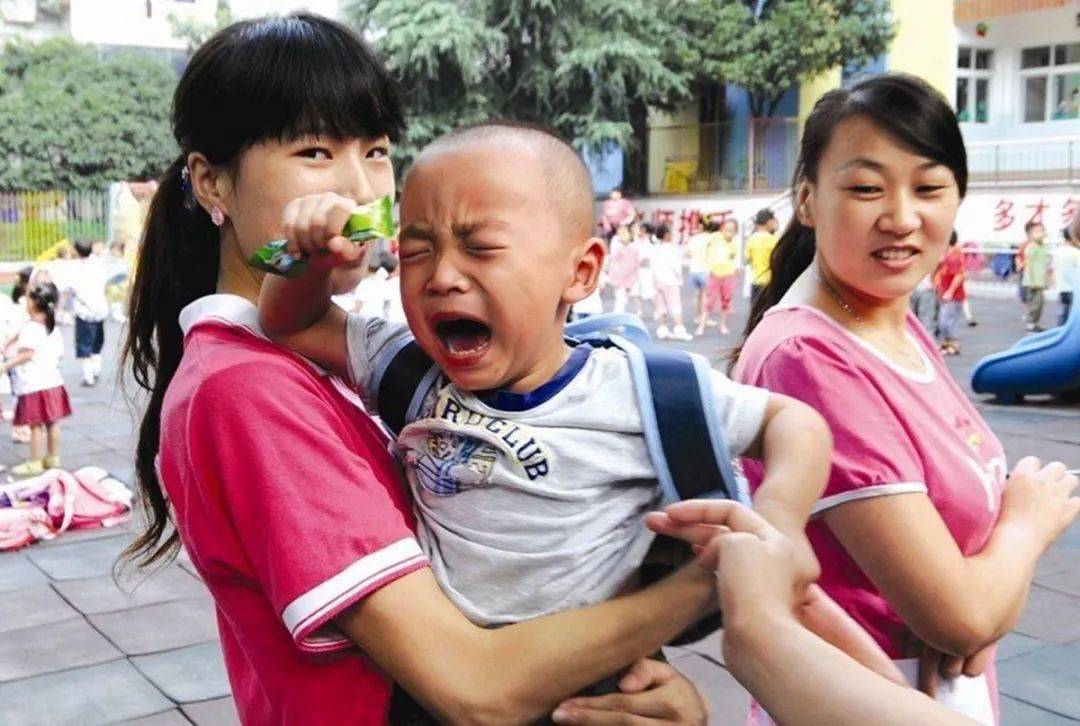 什么|当孩子哭闹不愿意去幼儿园时,家长要明白什么该说,什么不该说