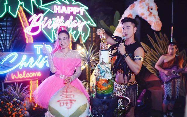 女神|钟丽缇人美又敢穿,一袭白色连衣裙高级精致,时髦利落太有范儿