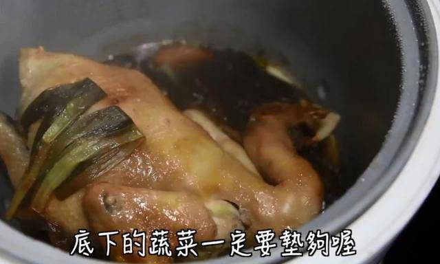 因为|把1整只鸡扔电饭锅内，不放油不放水，出锅比烧鸡还好吃，太香了