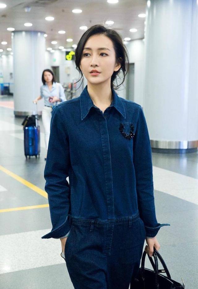 王鸥|王鸥身材好又会穿，身穿牛仔连体裤潇洒简约，少女娇俏太减龄