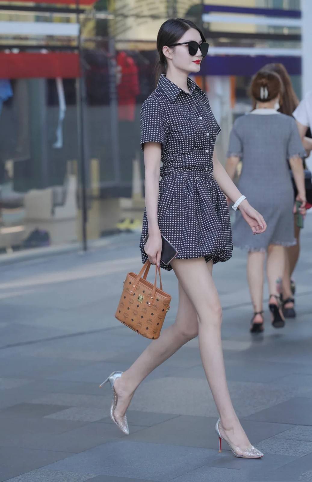 鞋类|时尚舒适的连衣裙衬出优雅与自信，轻盈随性又显气质，无比迷人
