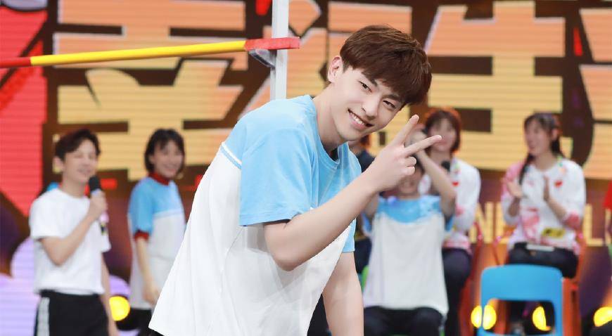 杜海涛|邓伦从垫子上摔下来，大家都忙着笑了，而李浩菲的举动好暖心