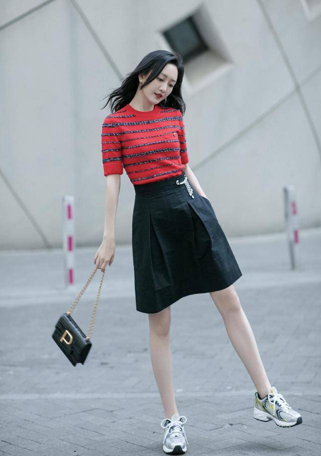 王鸥|王鸥身材好又会穿，身穿牛仔连体裤潇洒简约，少女娇俏太减龄