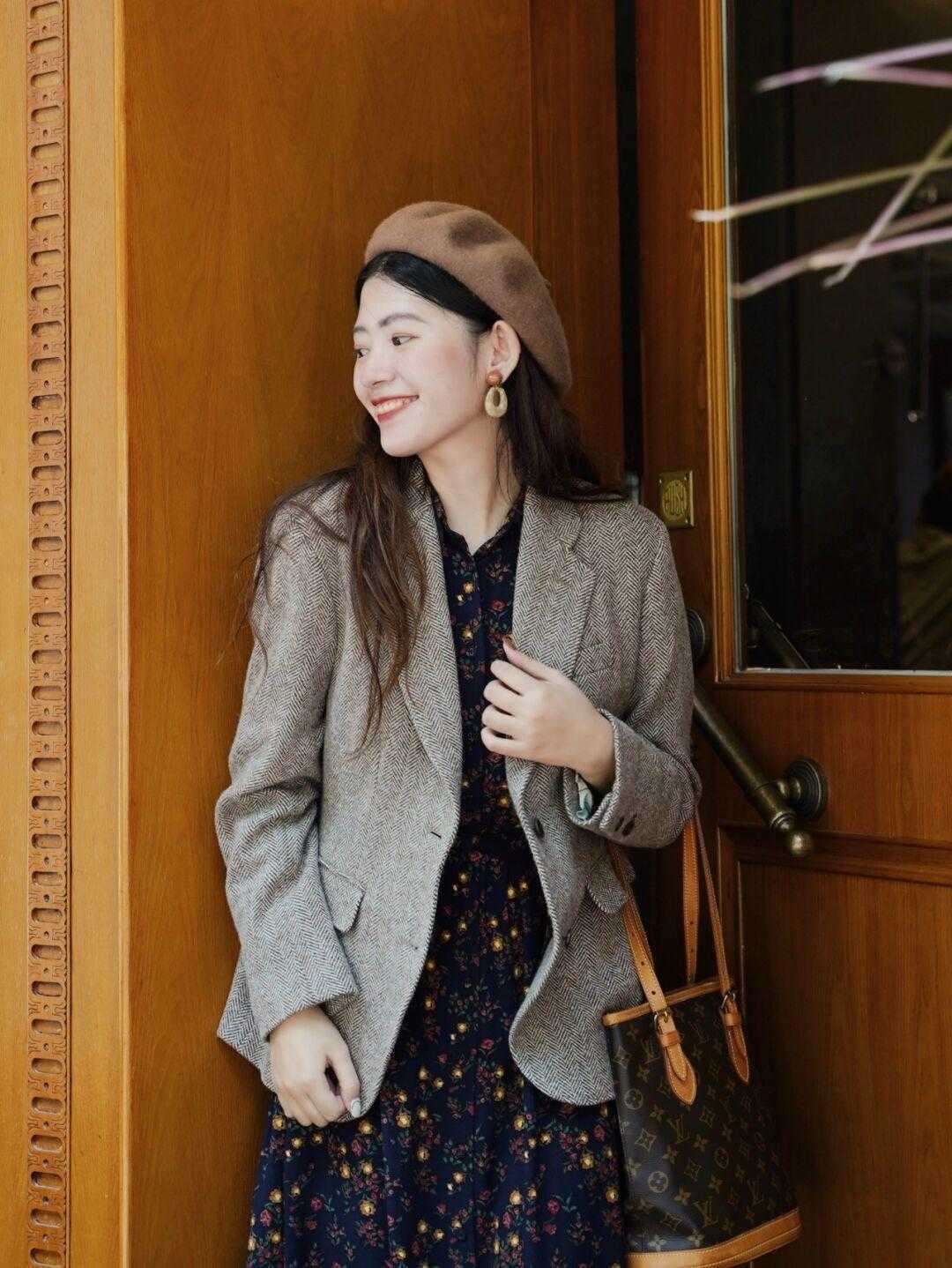 毛衣|25、35岁的女性穿衣不要太花哨，建议几个基础款，提高气质与颜值