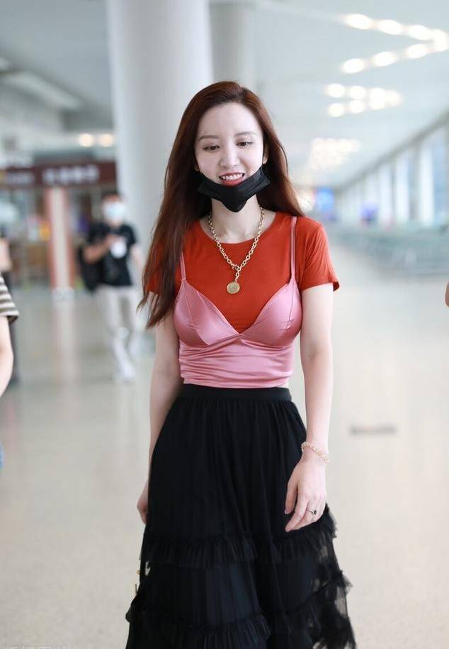 显得|乔家的儿女：乔四美“内衣外穿”被哥哥骂，这穿法怎么才不低俗？