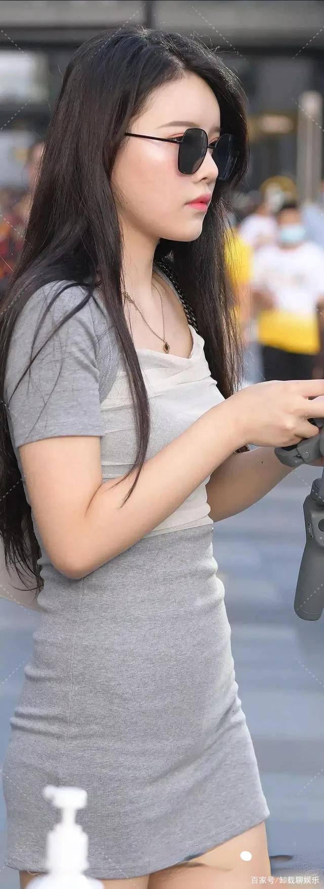 高跟鞋|想变淑女风，可穿搭灰色圆领背心包臀裙和黑色筒靴