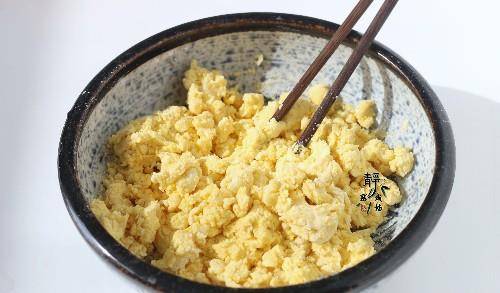 加点|不用早起也能吃到，粗粮发面早餐饼，加点菜叶如此煎，味道真是好