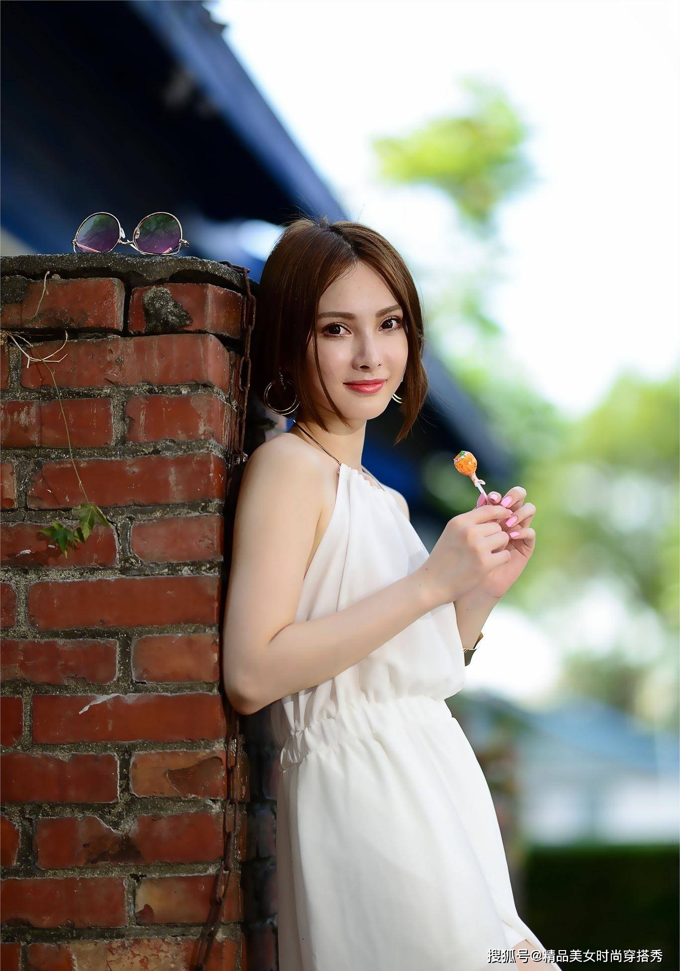 设计|时尚又好搭的白色连衣裙——挂脖设计时尚感超强