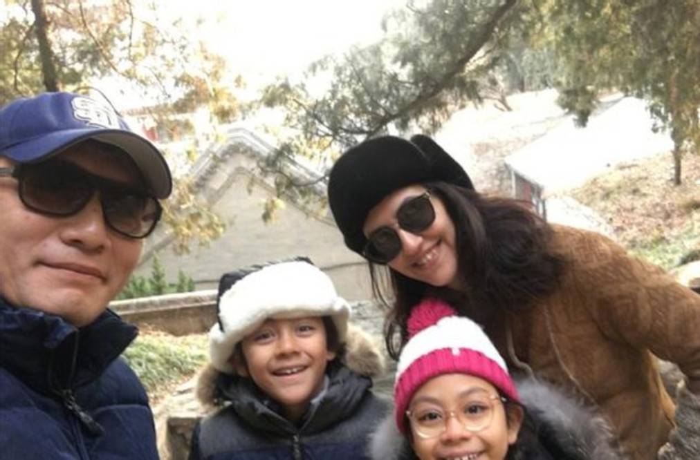 一身|刘烨妻子带娃出街，10岁诺一身高快赶超妈妈，五官和刘烨太像了！