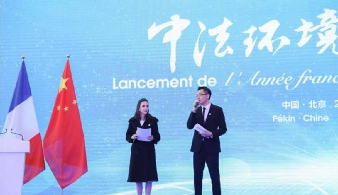 一身|刘烨妻子带娃出街，10岁诺一身高快赶超妈妈，五官和刘烨太像了！