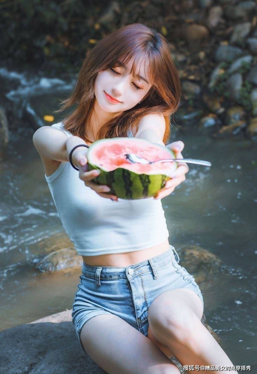牛仔|说到小姐姐们最喜欢的穿搭单品，莫过于吊带的背心和牛仔短裤了