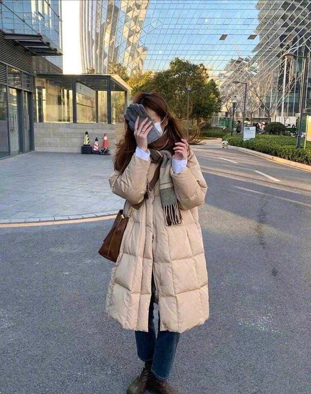 颜色|江珊真是老来俏,穿银色长款羽绒服高调洋气,保暖舒适太高级