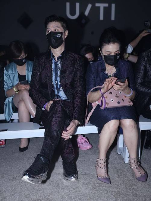 范冰冰|范冰冰一家合体,她被追捧爸妈却被冷落,范爸全程低头范妈好拘谨?