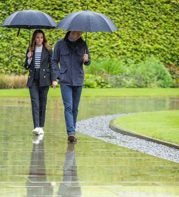 公主|凯特威廉重返母校,凯特穿粉衣重返初恋,雨中漫步美如画?