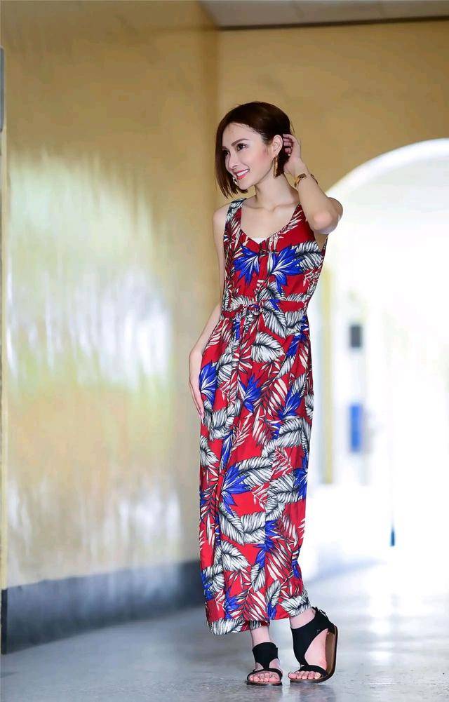 连体|印花连体阔腿配一双平底凉鞋,走起路来优雅范十足
