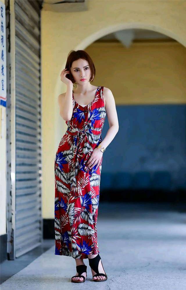 连体|印花连体阔腿配一双平底凉鞋,走起路来优雅范十足
