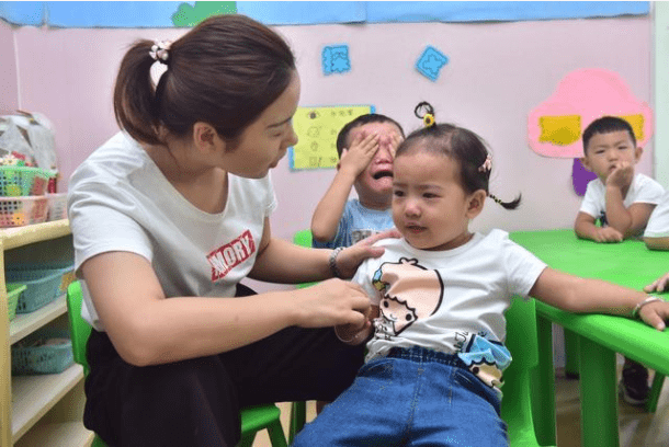 夫妻俩|2岁、3岁、4岁，孩子几岁入园好？不能光看年龄，还得看“信号”