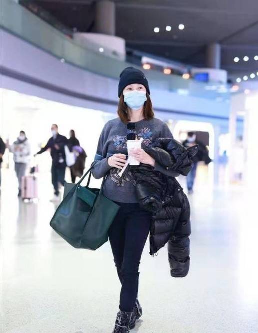 合体|郑恺夫妇首次合体走机场，苗苗瘦过头皮裤好紧巴，郑恺发福又变胖！