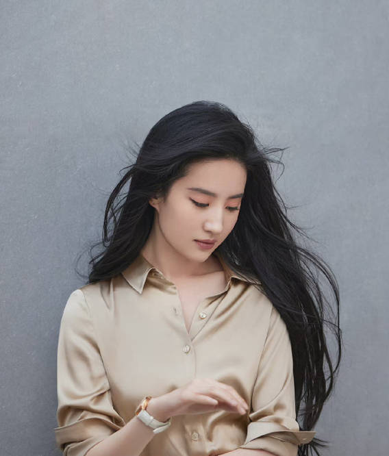 设计|刘亦菲气质真脱俗,同龄人“压不住”的香槟色,她却穿出了高级范