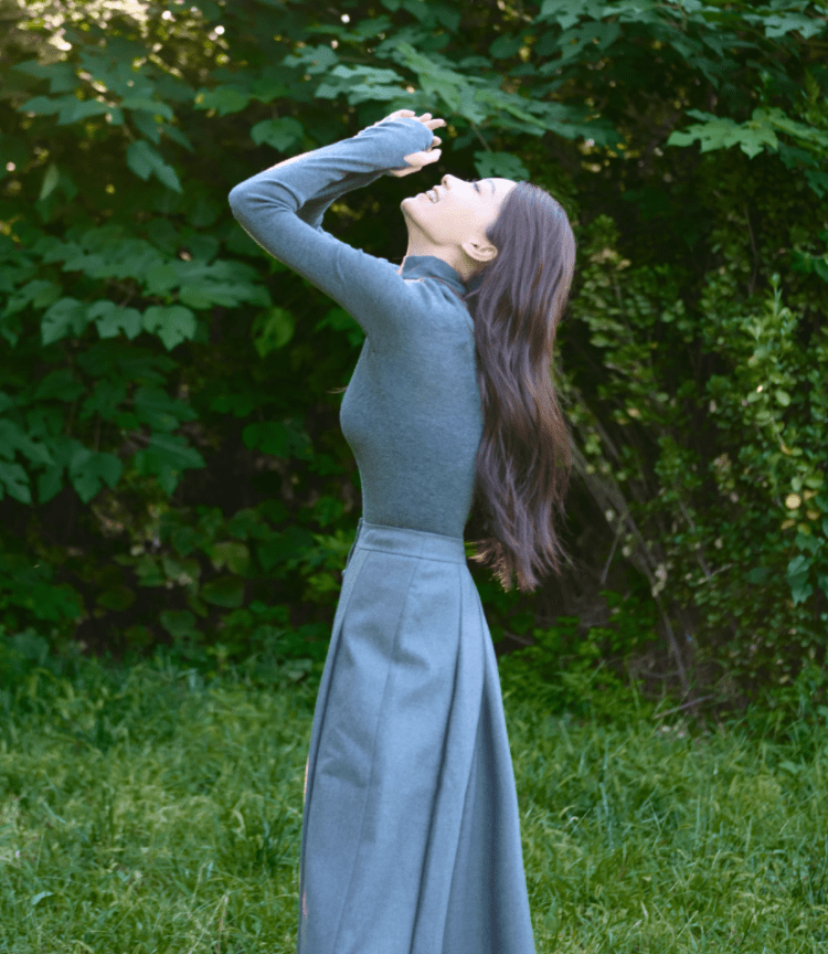 张小斐|被张小斐的早秋穿搭惊艳了，一身“同色系”穿出曲线美，优雅高级