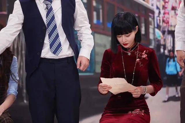 刺绣|谭卓穿旗袍美到得真高级,丝绒刺绣旗袍复古典雅,成熟有型韵味足