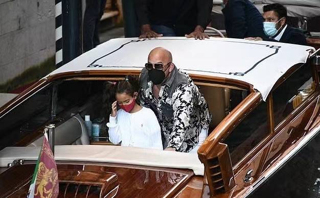 休闲风|蛇纹元素高调入主时尚圈！三种风格驾驭全场，get最炫酷、最性感