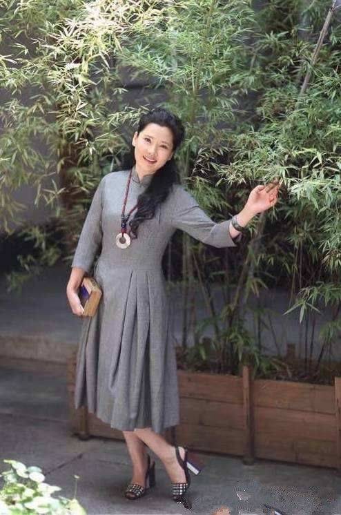 那头|何赛飞的脸没打玻尿酸真耐看，岁月痕迹再明显，还是很优雅大方！