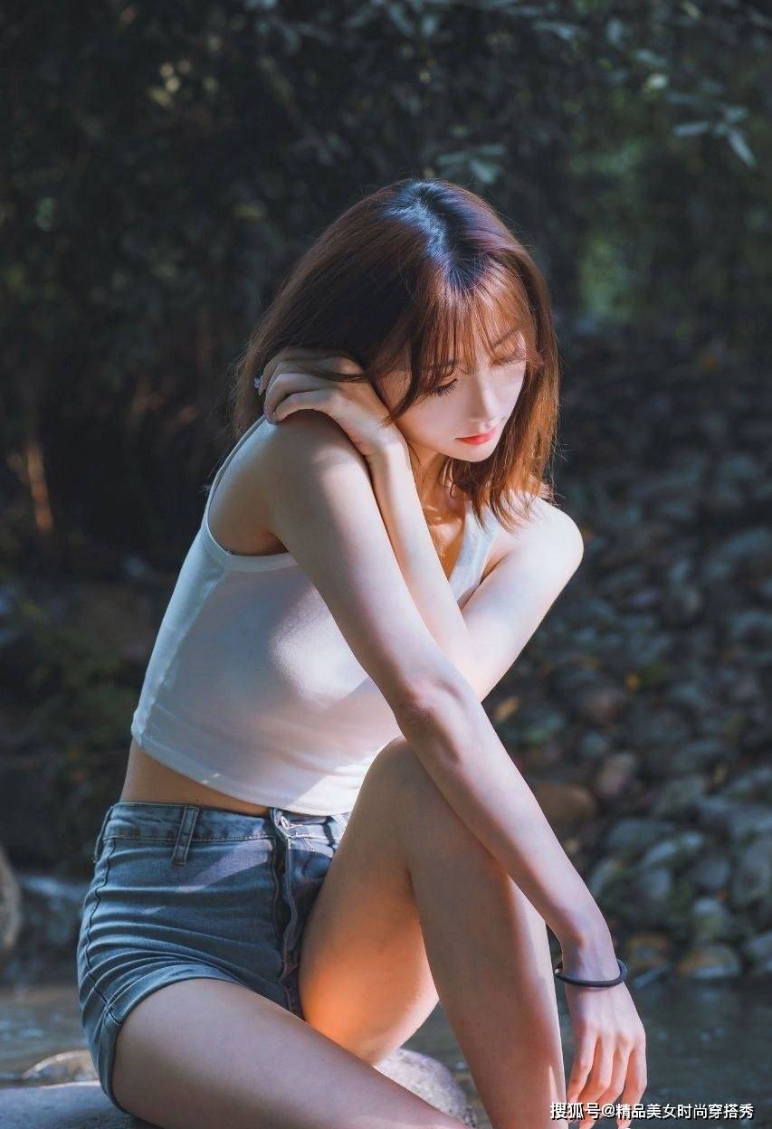 牛仔|说到小姐姐们最喜欢的穿搭单品，莫过于吊带的背心和牛仔短裤了