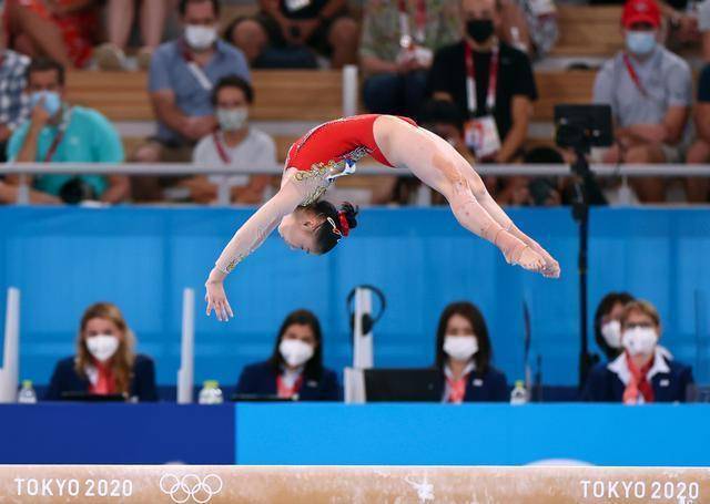 领口处|16岁管晨辰夺冠太争气！穿亮片中国红装美成体操公主，笑容超甜美？