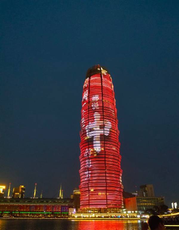 解封时刻郑州红旗漫天秋雨如锦如意湖畔灯火通明