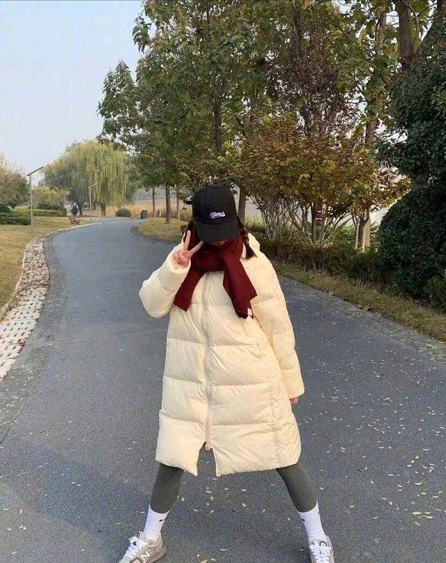 颜色|江珊真是老来俏,穿银色长款羽绒服高调洋气,保暖舒适太高级