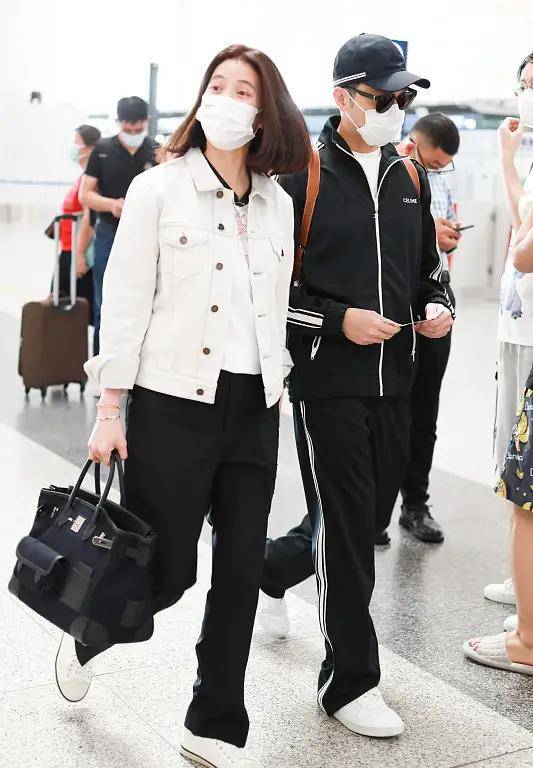 牛仔|张智霖夫妇罕走机场，他背书包似鲜肉，靓靓姐拎20万包不小心露富