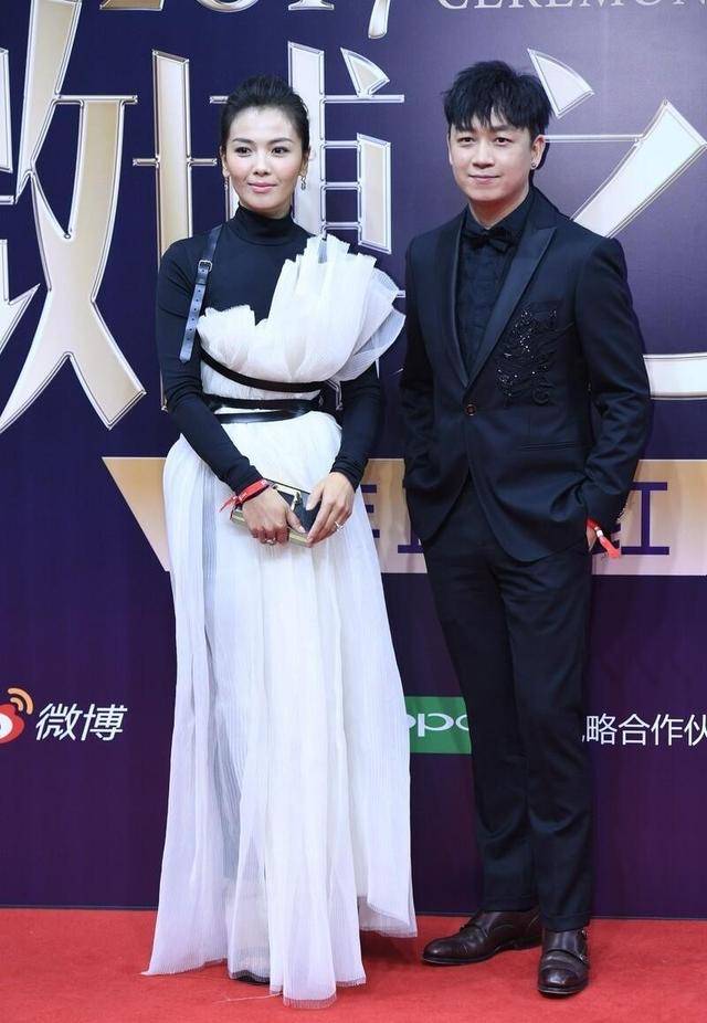 浅色|刘涛尝试黑白配,黑色打底衫上“绑”了条白纱裙,这时尚真看不懂