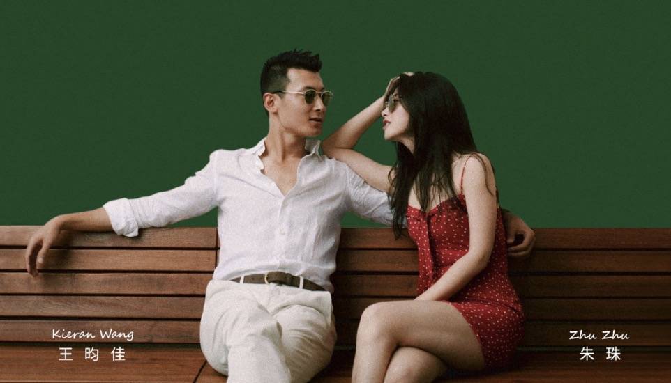 朱珠卸货在即,穿孕妇裙秀超大孕肚,网友质疑是双胞胎_王昀佳