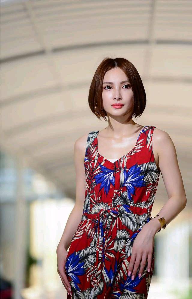 连体|印花连体阔腿配一双平底凉鞋,走起路来优雅范十足