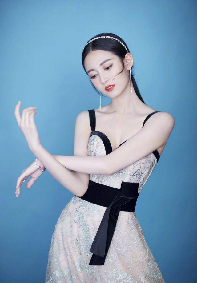 身材|陈钰穿衣品味在线，身穿吊带连衣裙简约洋气，女神范十足