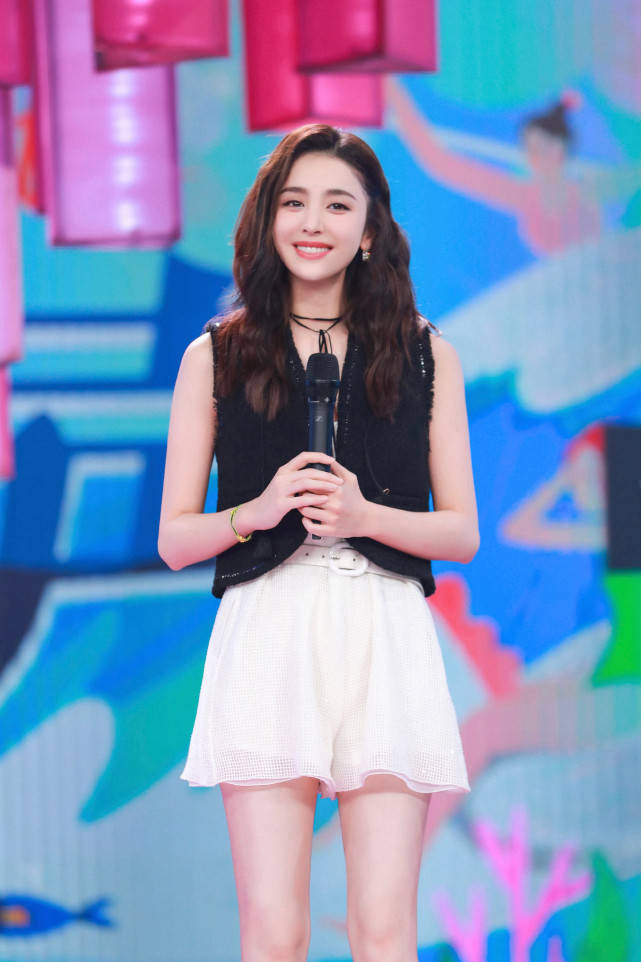 舞台|古力娜扎打扮时髦大秀纤细美腿，气质清新超迷人，甜美可人似初恋