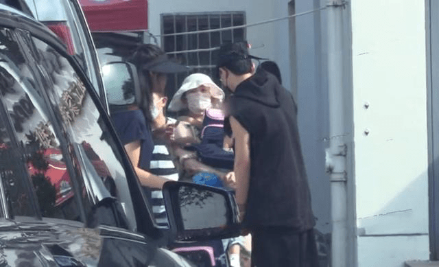 才真实|谢娜接送女儿被拍到，穿碎花裙背部圆润挤出赘肉，但这才真实啊！