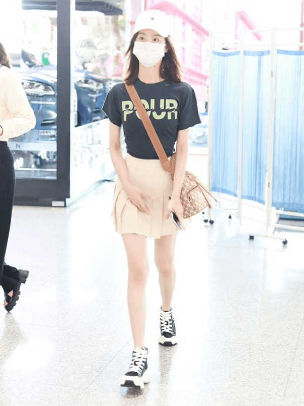 青春|陈都灵恋爱后真敢穿，短T恤配短裙秀纤腰长腿，身材比例不输超模