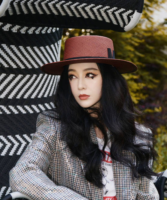 范冰冰|范冰冰一家合体,她被追捧爸妈却被冷落,范爸全程低头范妈好拘谨?